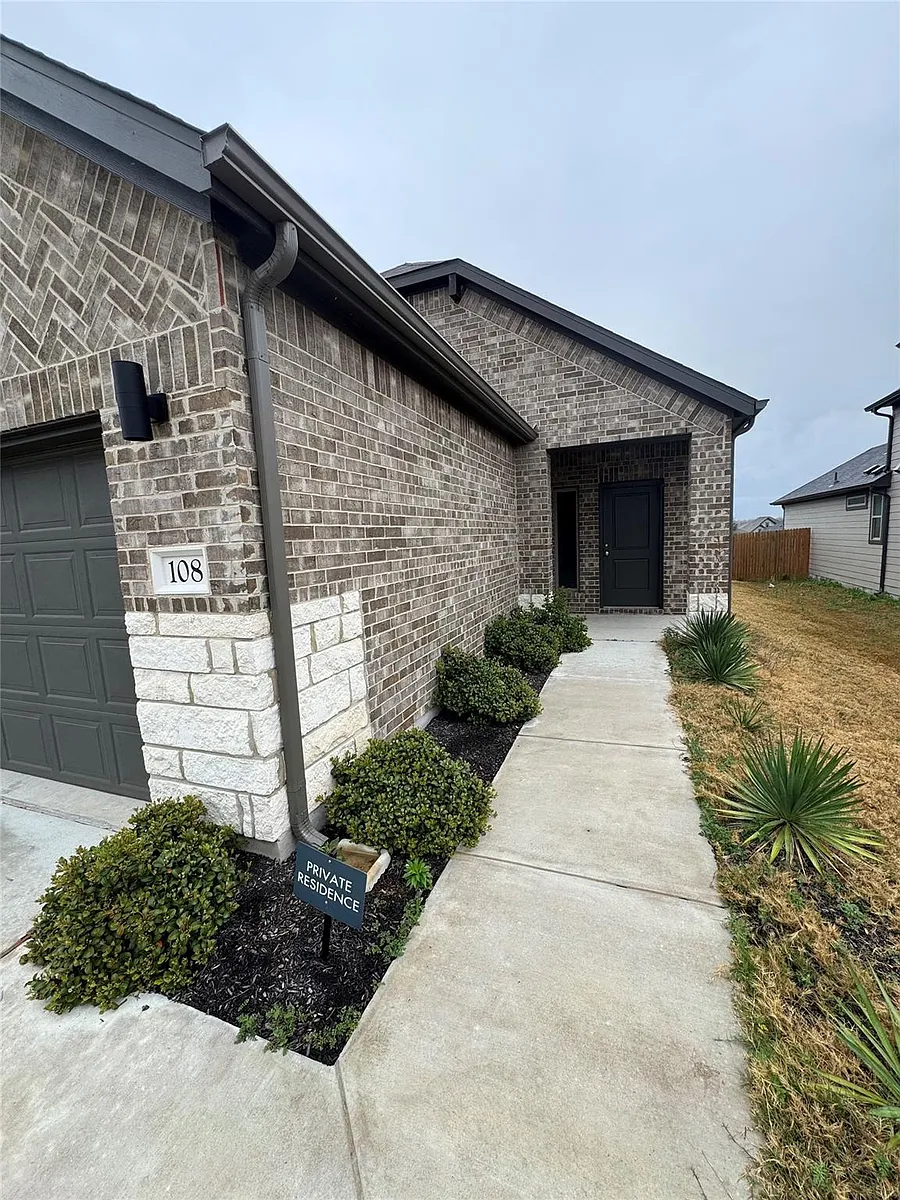Building Photo - 108 Bendecido Loop