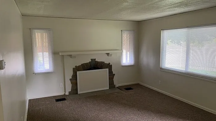 1076 Sherwood Dr — Photo 7