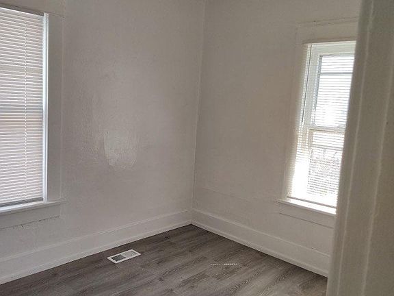 3rd image of 216 SE Lake St