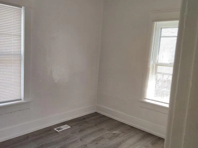 216 SE Lake St — Photo 3