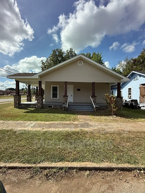 3 bed, 1.0 bath, 1410 sqft, $1,200 — Photo 1