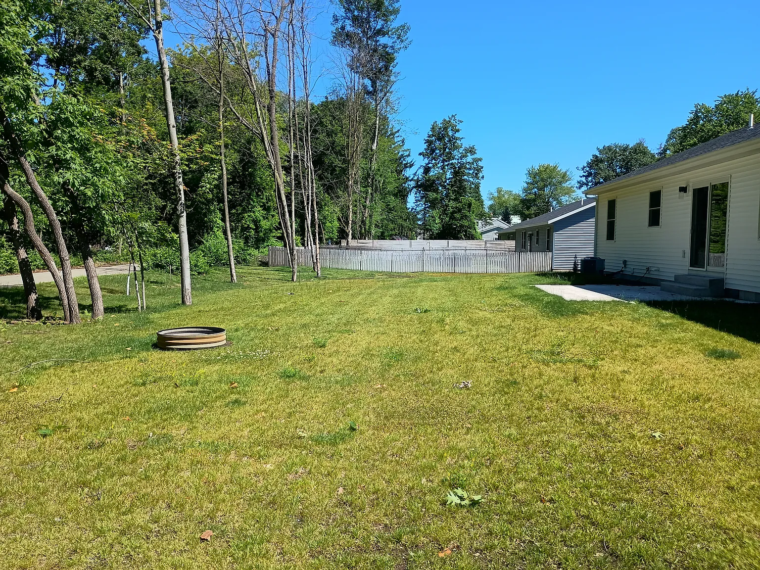 3 bed, 1177 sqft, $2,300 — Photo 3