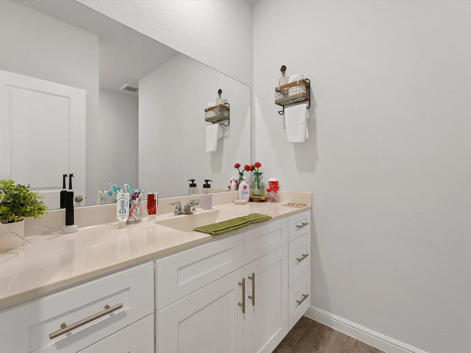5 bed, 2103 sqft, $3,000 — Photo 2