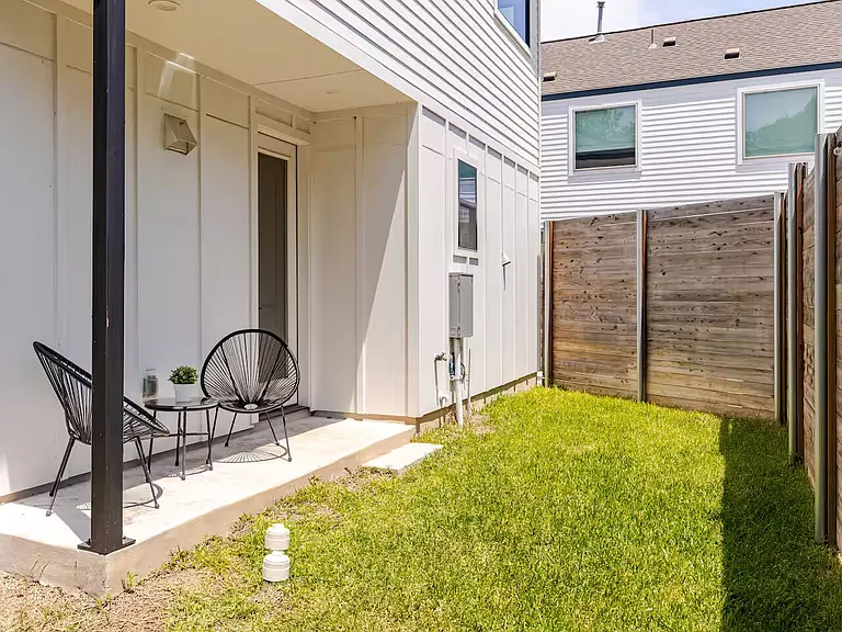 2715 E 3rd St #1 — Photo 9