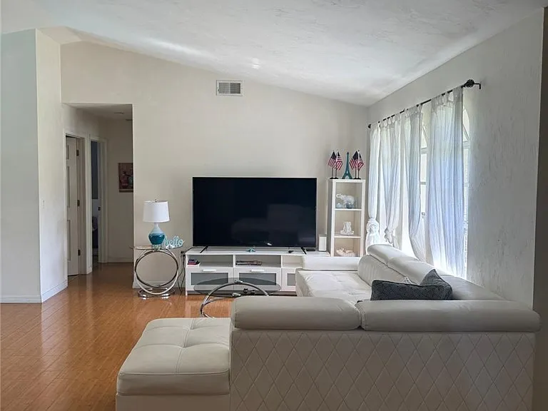 921 Jefferson Ave — Photo 5