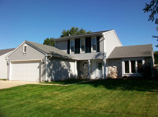 940 Mensching Rd, Roselle, IL 60172