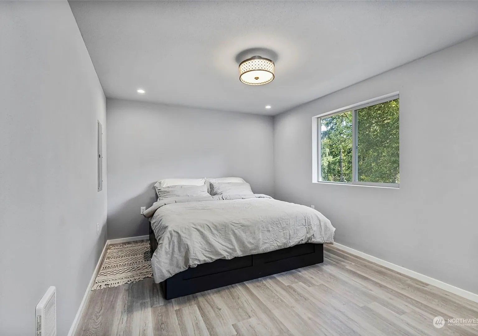 Open Concept 2BR 1 BA Bremerton Rambler — Photo 3