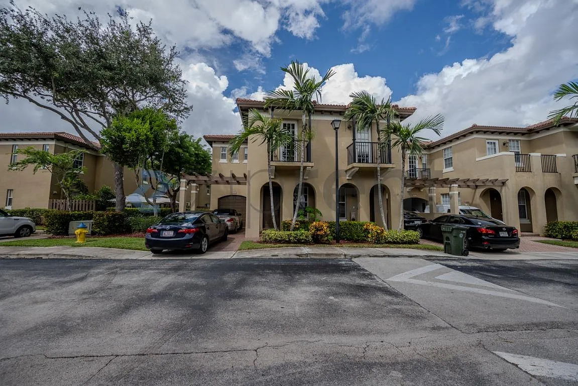 3 bed, 2.5 bath, 1889 sqft, $3,400 — Photo 2