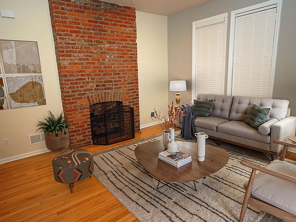 Living Room w/fireplace (gas logs)
