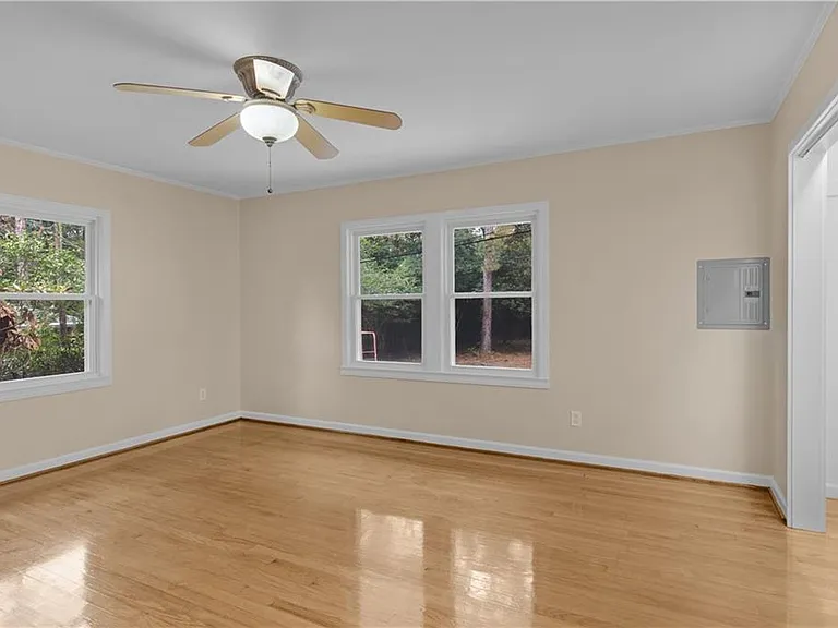 424 Byron Ave E — Photo 10