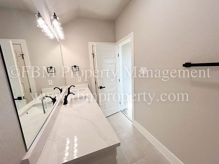933 Cooksey Ct #B — Photo 11