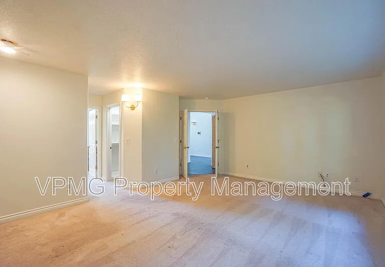 552 E 5th St — Photo 21