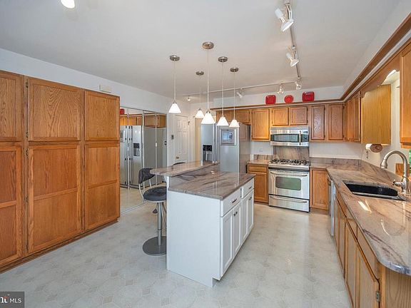 Island Full Equipped Kitchen accent lighting