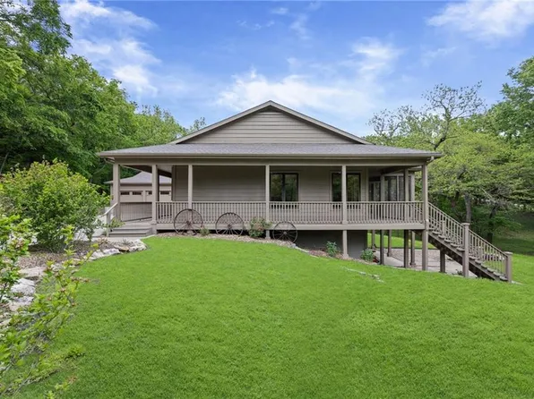 1152 N 1100th Rd, Lawrence, KS 66047