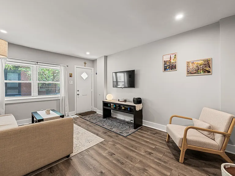 1334 E Hewson St — Photo 3