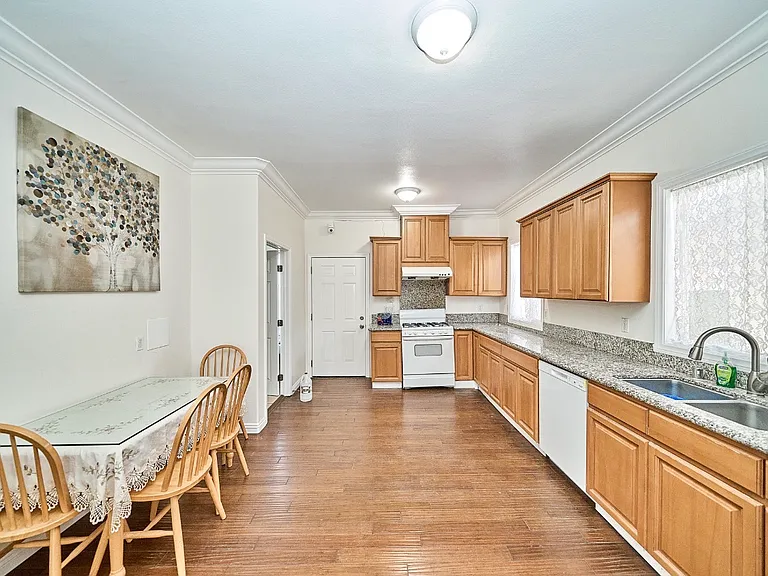 3326 Barnes Ave — Photo 3