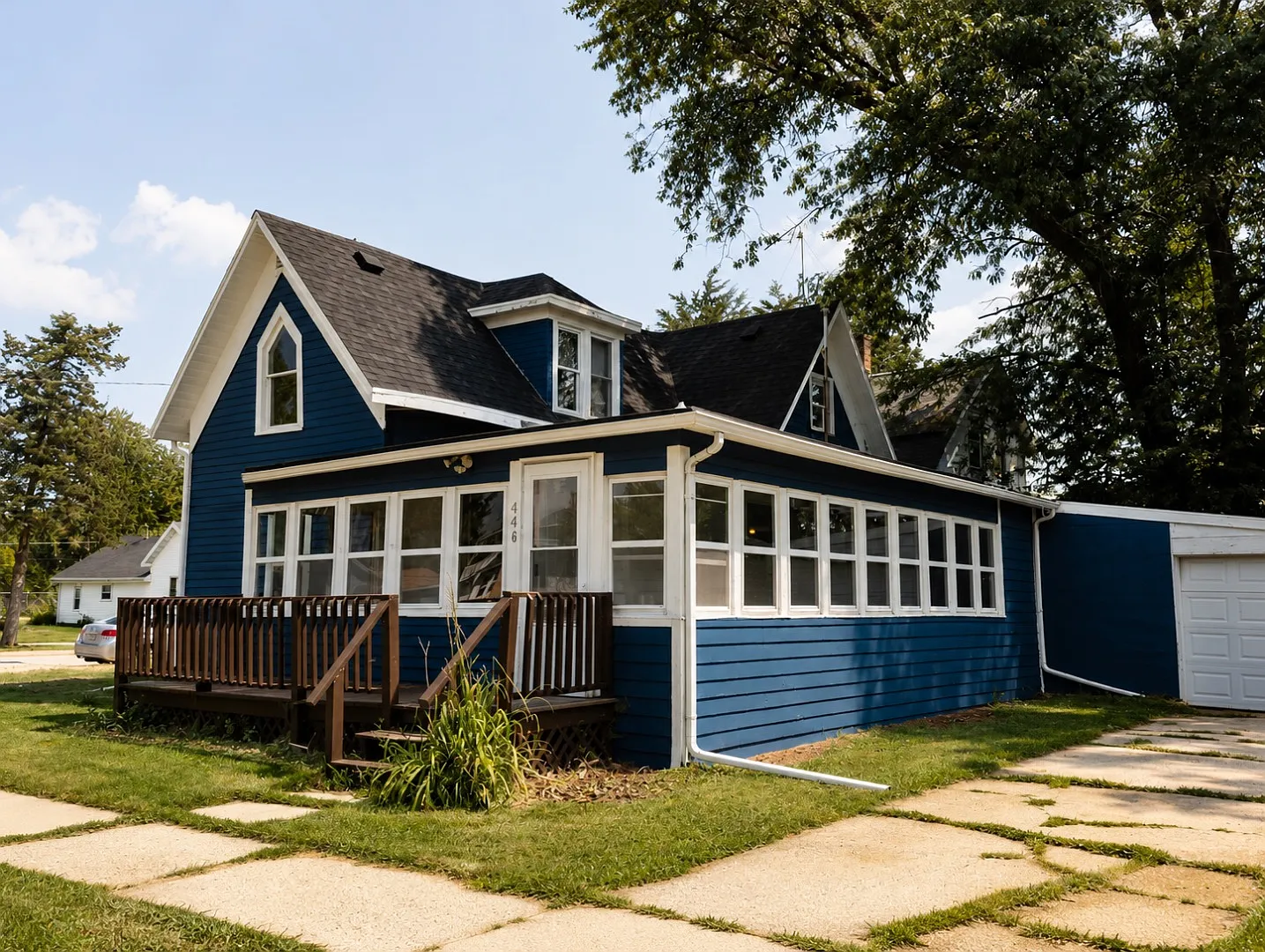 446 Thomas St — Photo 2