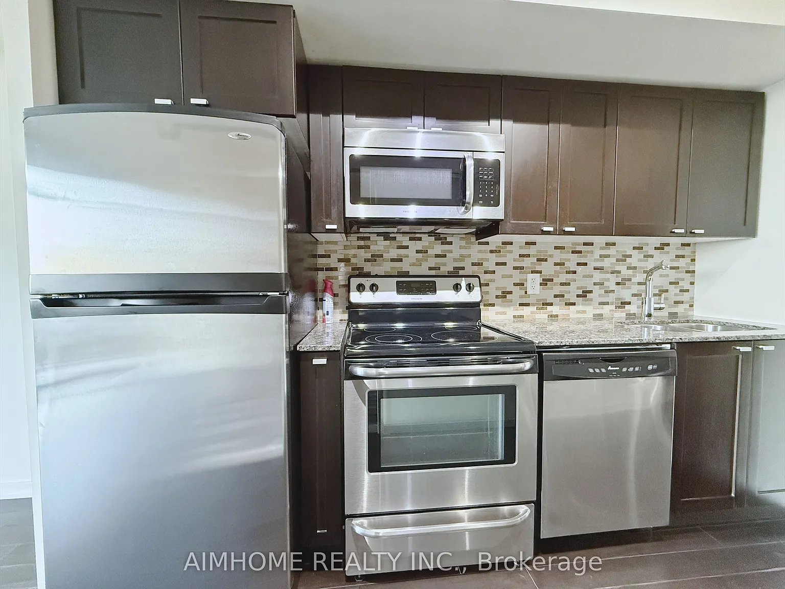 105 The Queensway — Photo 3