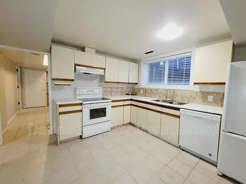 2 bed, 1.0 bath, $1,050 — Photo 3