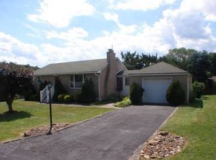 4009 Briarwood Dr, Jeannette, PA 15644