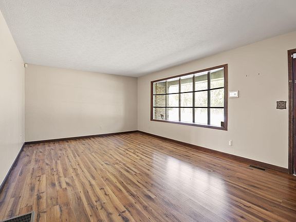 5th image of 295 Hampton Ave