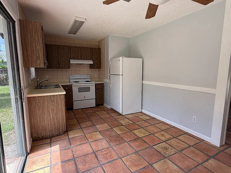 2325 SW Pamona St — Photo 6