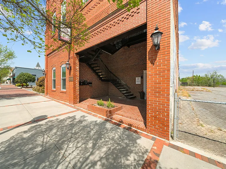 53 E Main St — Photo 4