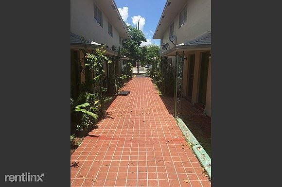 2046 Front exterior hall(1)