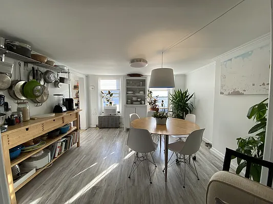 Rented by Realty Collective | media 11