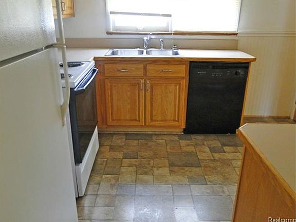 3rd image of 1690 Stieber St