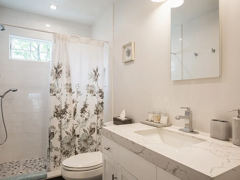 143 Bay St — Photo 14
