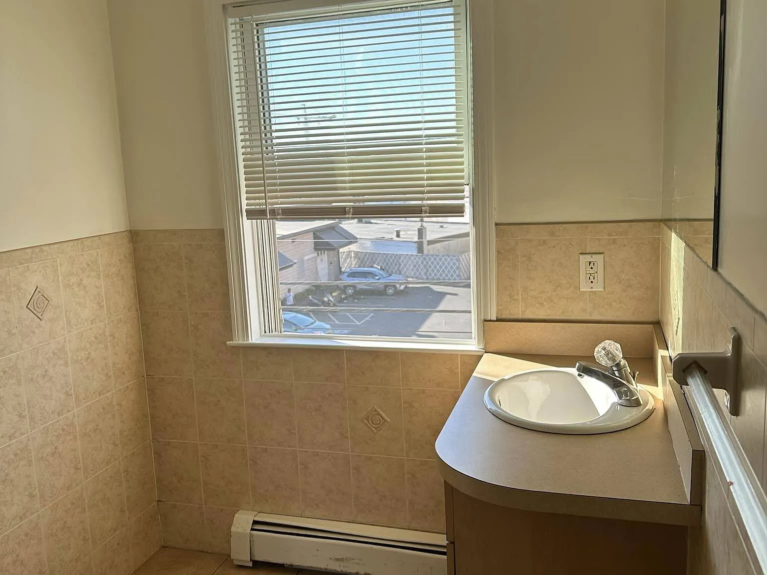 209 Chelsea St — Photo 4