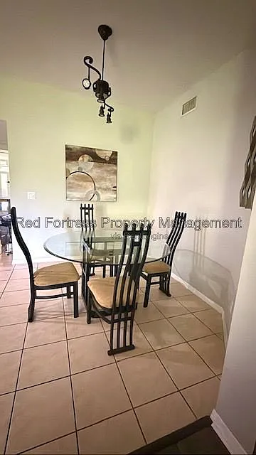 3 bed, 2.0 bath, 1249 sqft, $1,900 — Photo 4
