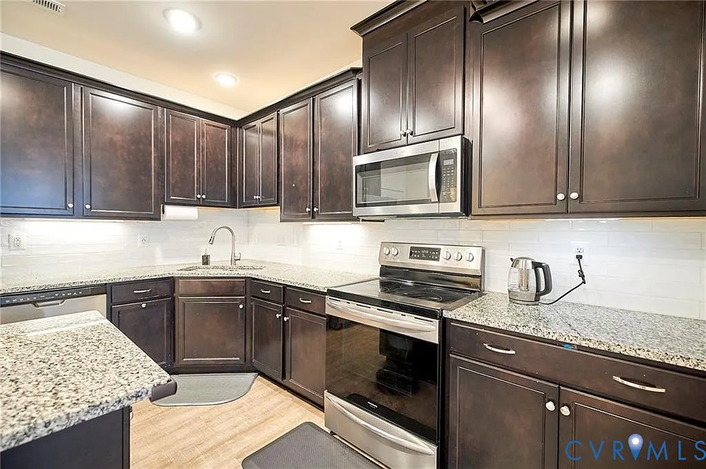 3 bed, 2.5 bath, 1570 sqft, $2,400 — Photo 2