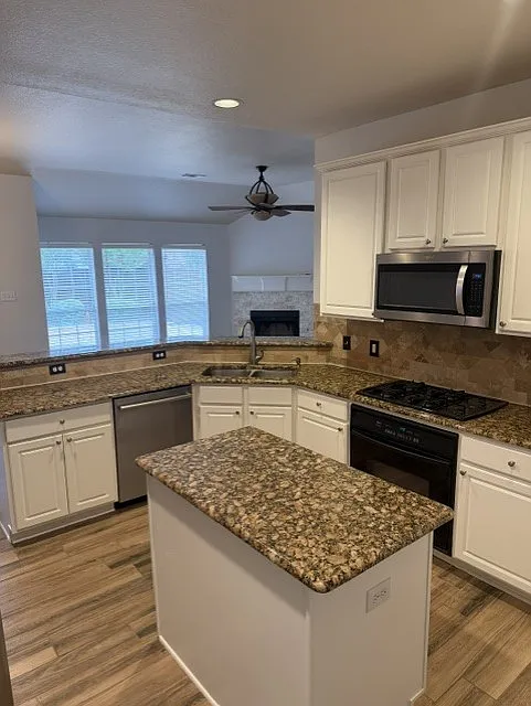 3 bed, 2279 sqft, $2,600 — Photo 2
