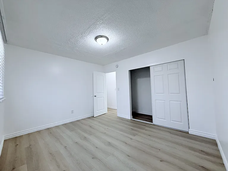 1139 Gardenia Ave #10 — Photo 6
