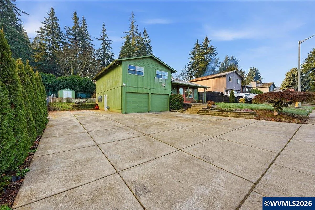 190 Kashmir St SE photo 1