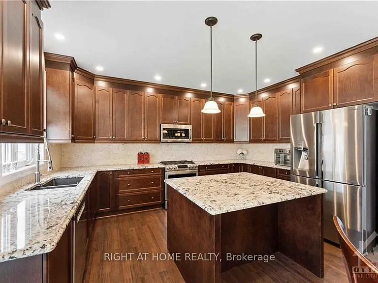546 Peerless St — Photo 7