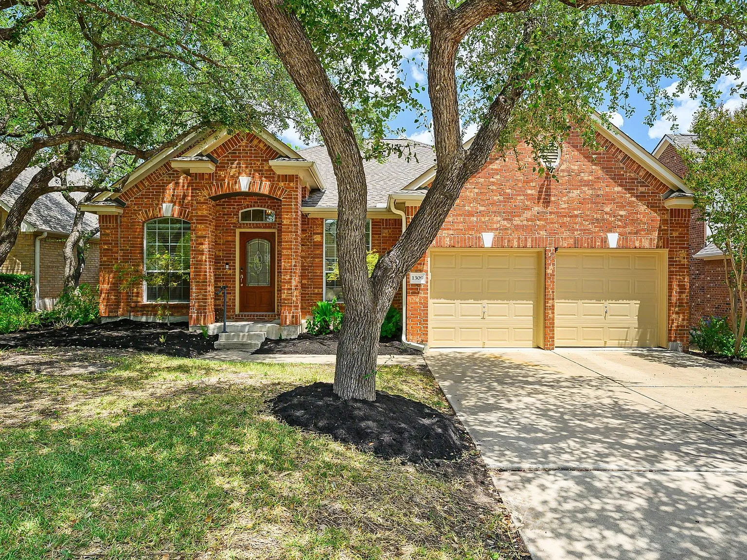 4 bed, 2.0 bath, 1975 sqft, $3,299 — Photo 2