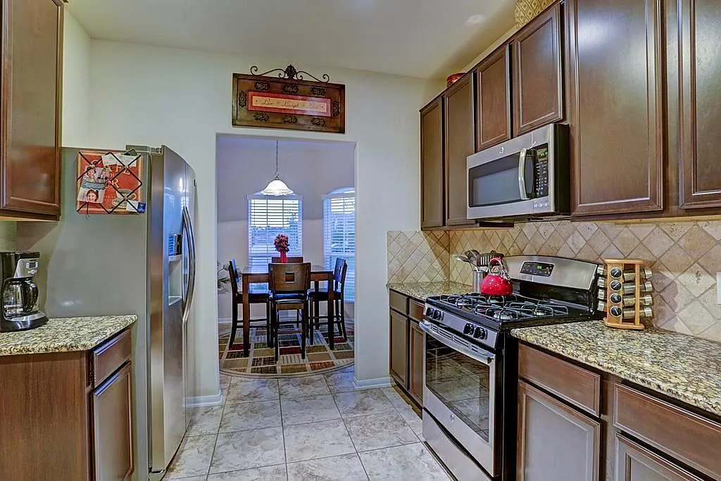 4 bed, 2.5 bath, 2471 sqft, $2,400 — Photo 4