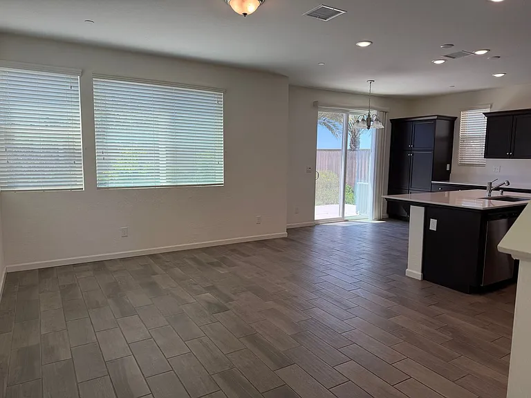 2062 N Perry Ln — Photo 4