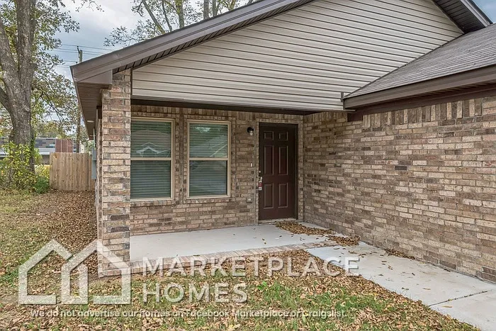 2102 Moss St — Photo 4