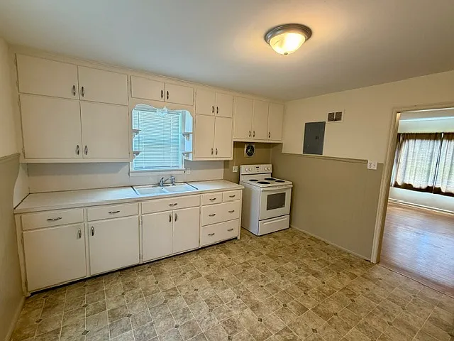 1405 E Elm St — Photo 4