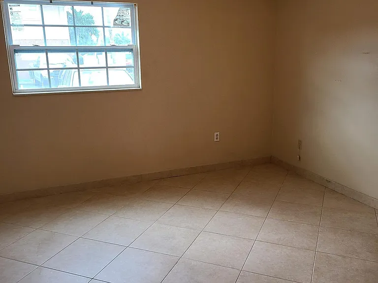 131 Bristol Ct — Photo 6