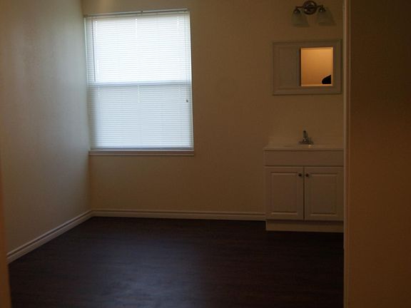 5th image of 911 College Ave APT 101