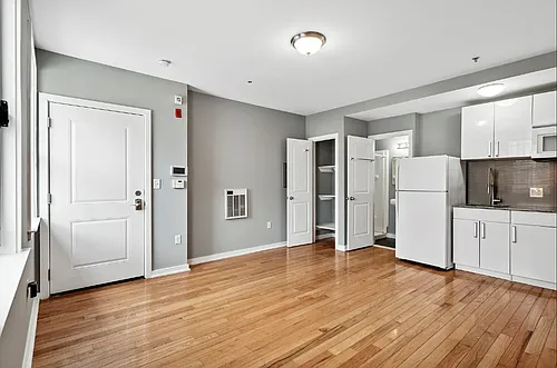 1808 W Berks St Photo 1