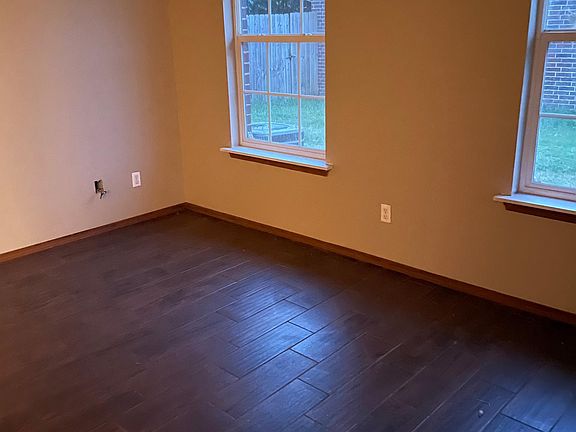 4th image of 303 Foxglove St
