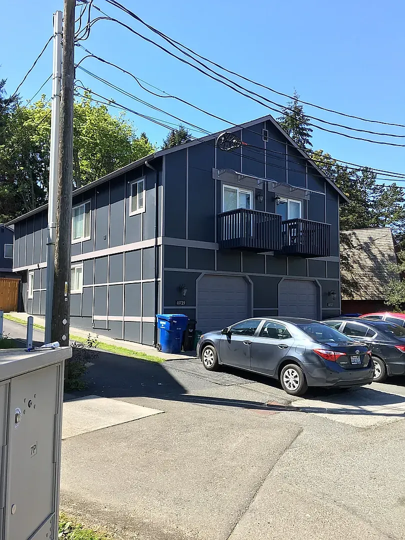 Spacious 3-Bed Townhome with Private Yard & Garage — Photo 2