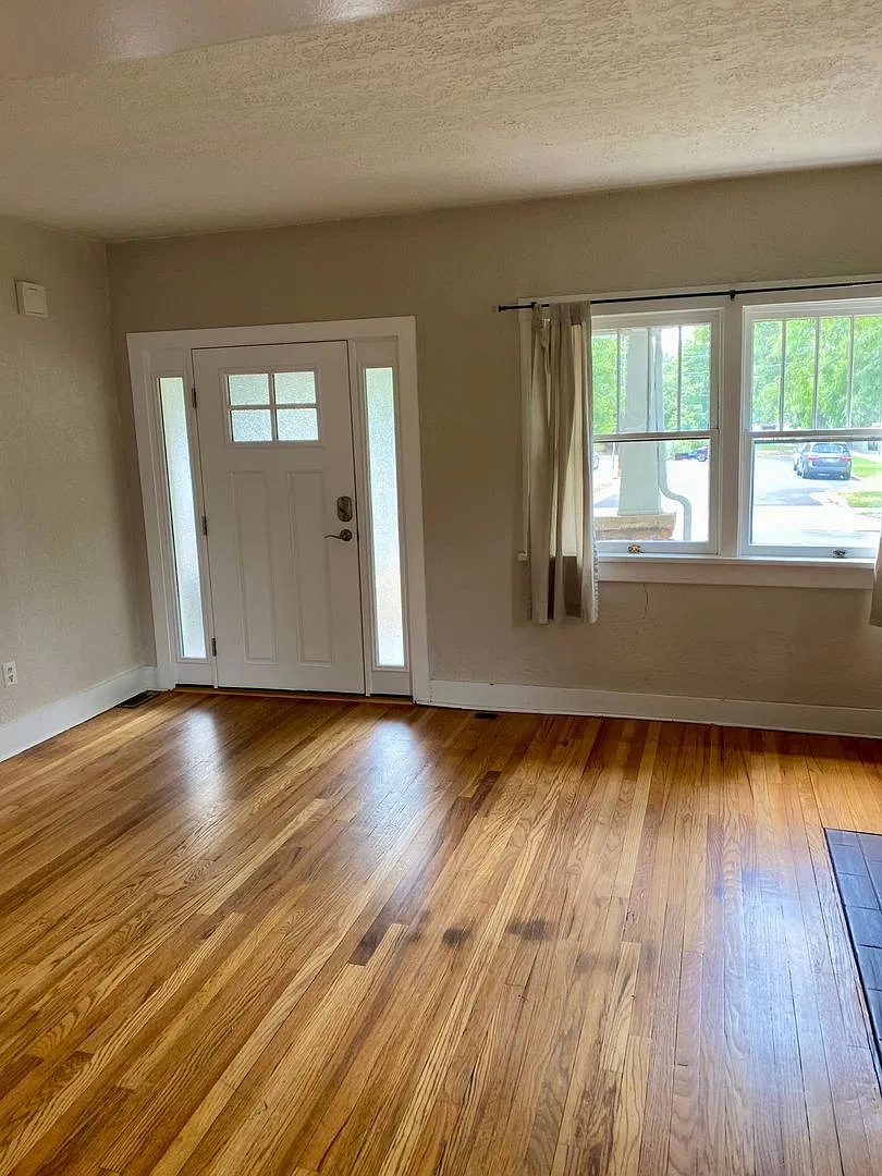 Available for 2027-2028 Fall Pre-Leasing: Farmhouse Charm in Central Location — Photo 2