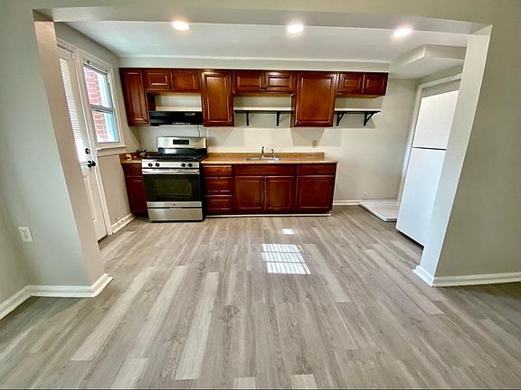 3rd image of 1027 Rockhill Ave